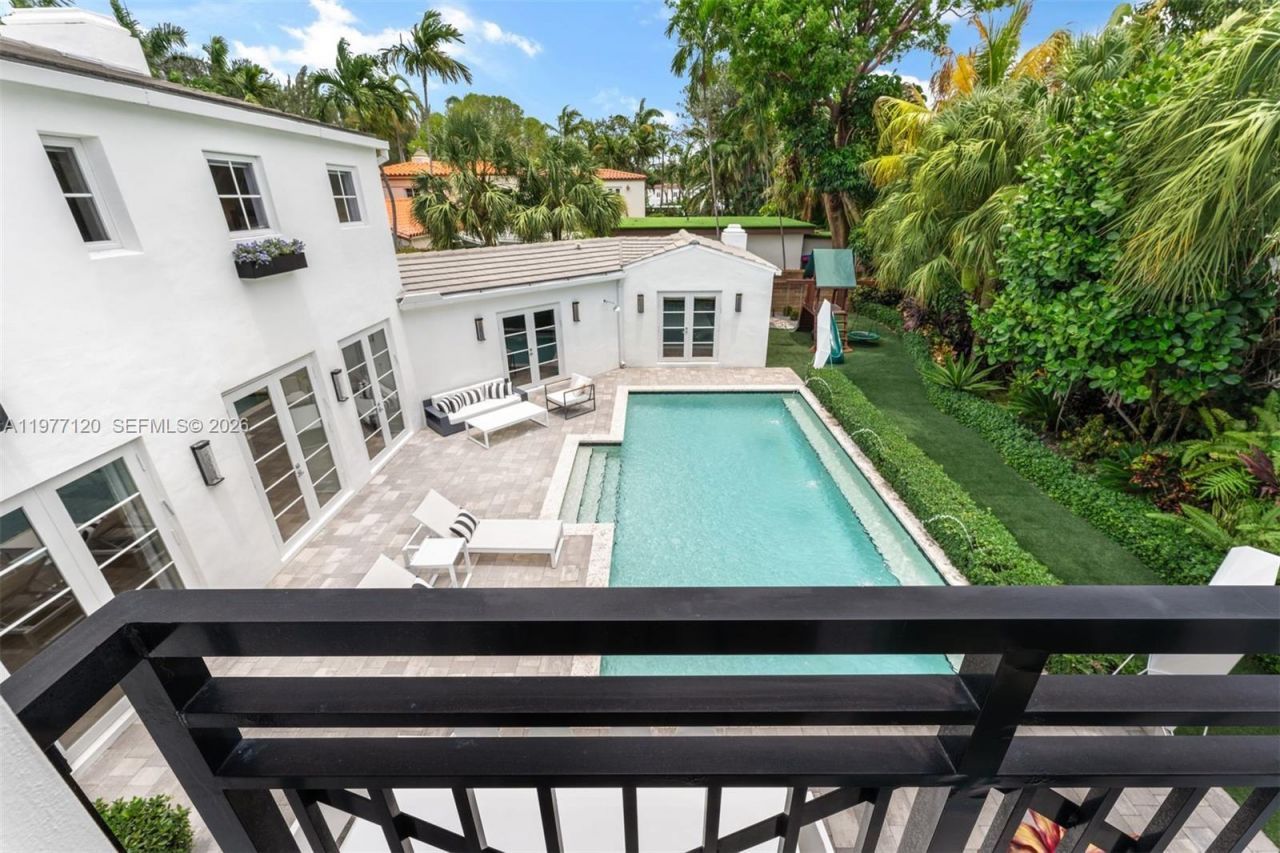 2887 Pine Tree Dr, Miami Beach, FL 33140 Photo