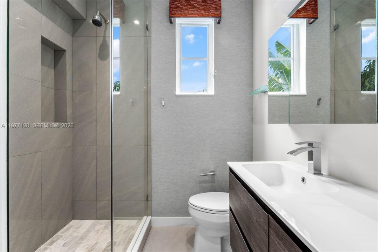 2887 Pine Tree Dr, Miami Beach, FL 33140 Photo