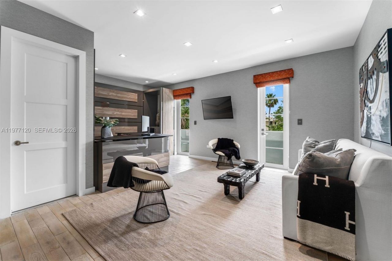 2887 Pine Tree Dr , Miami Beach, FL 33140 Photo