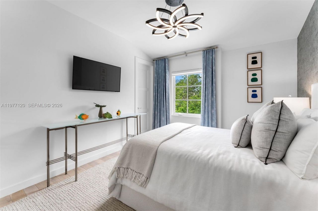 2887 Pine Tree Dr , Miami Beach, FL 33140 Photo