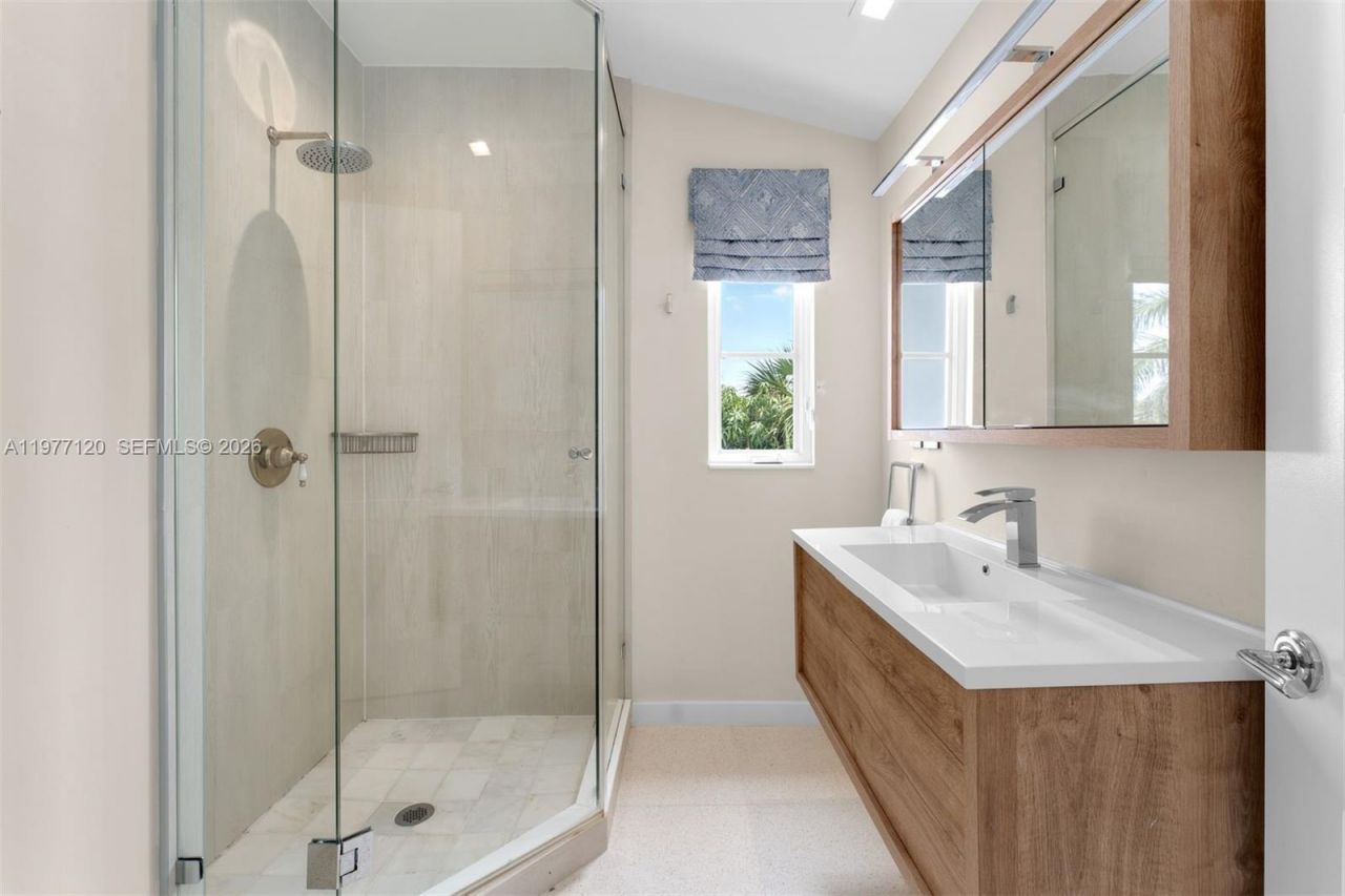 2887 Pine Tree Dr , Miami Beach, FL 33140 Photo