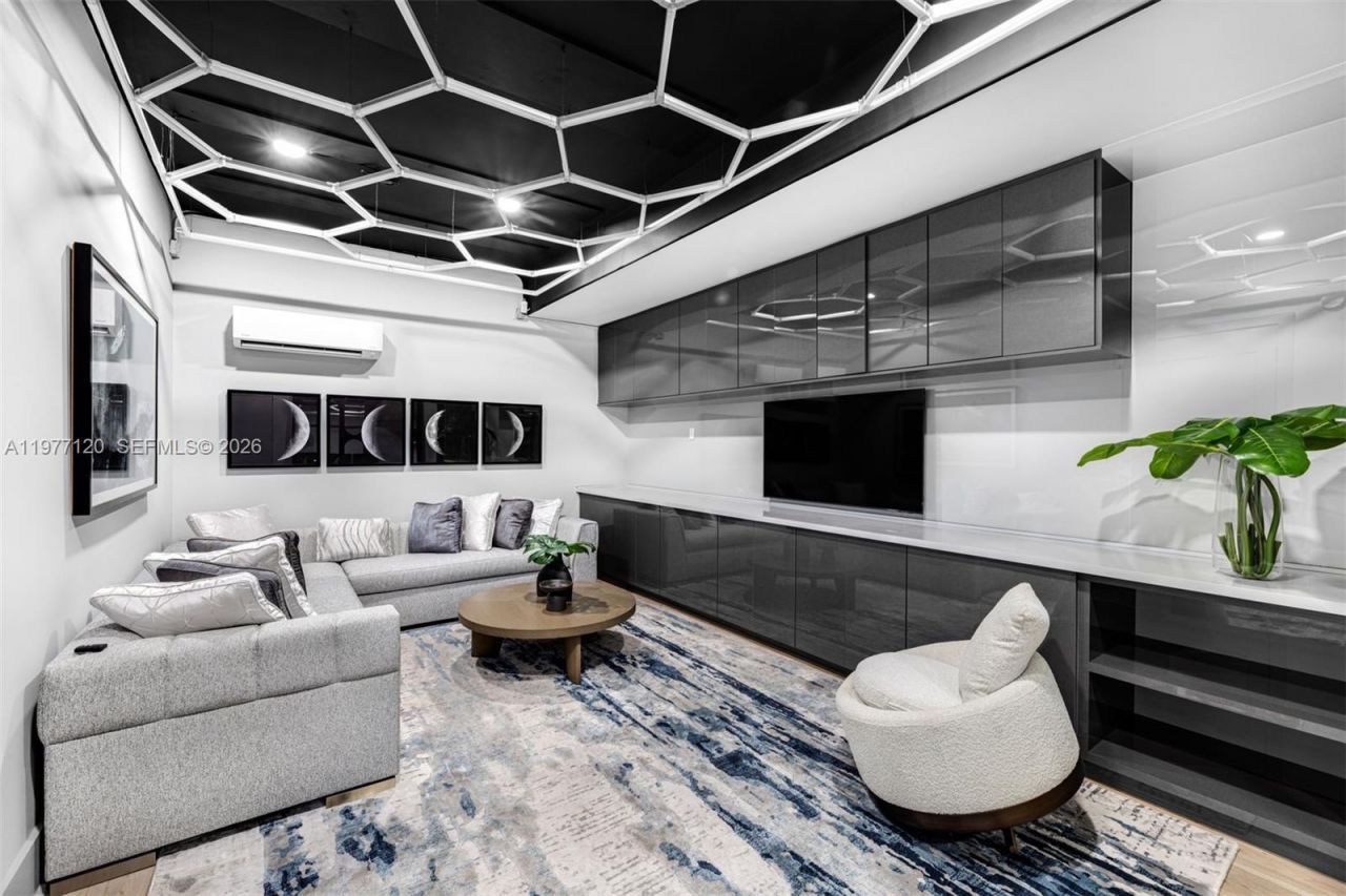 2887 Pine Tree Dr , Miami Beach, FL 33140 Photo