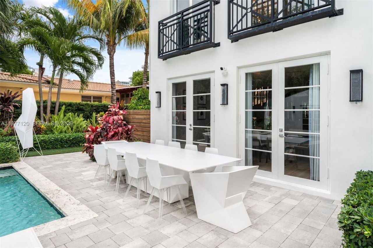 2887 Pine Tree Dr, Miami Beach, FL 33140 Photo