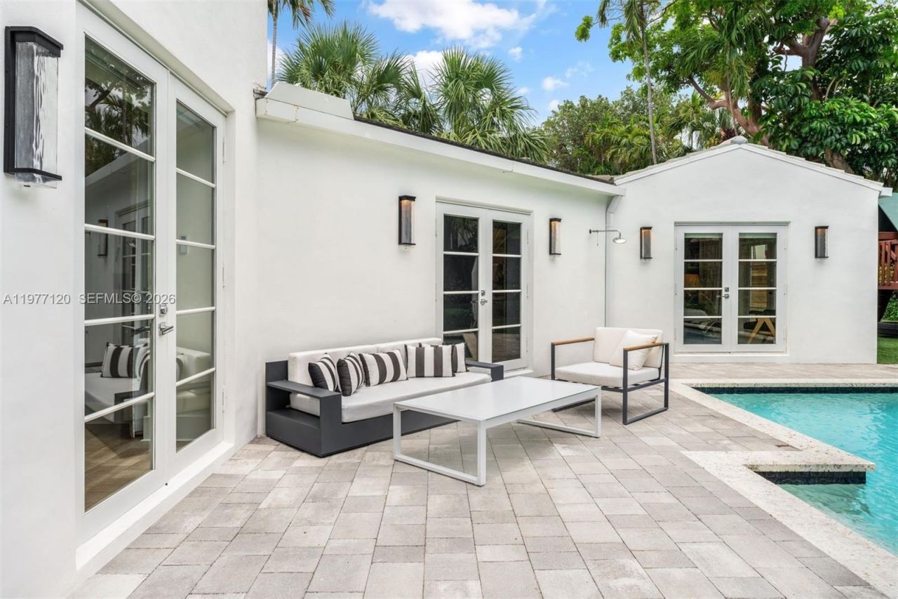 2887 Pine Tree Dr, Miami Beach, FL 33140 Photo
