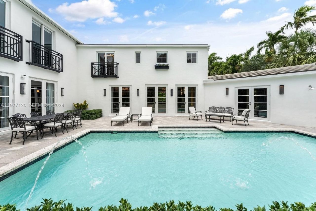 2887 Pine Tree Dr, Miami Beach, FL 33140 Photo
