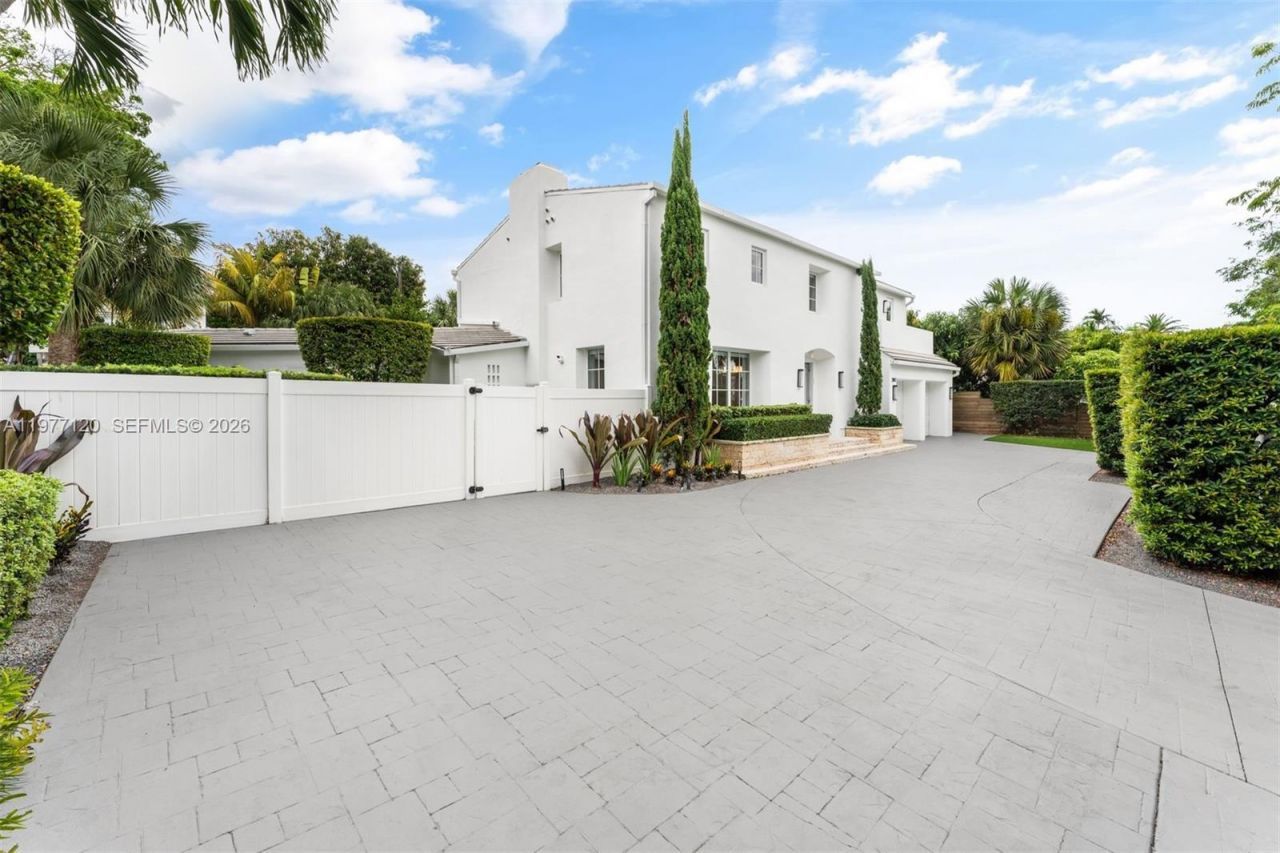 2887 Pine Tree Dr, Miami Beach, FL 33140 Photo