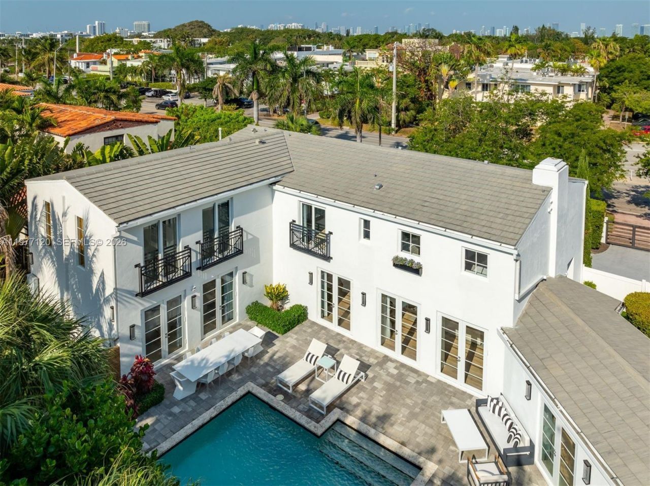 2887 Pine Tree Dr, Miami Beach, FL 33140 Photo