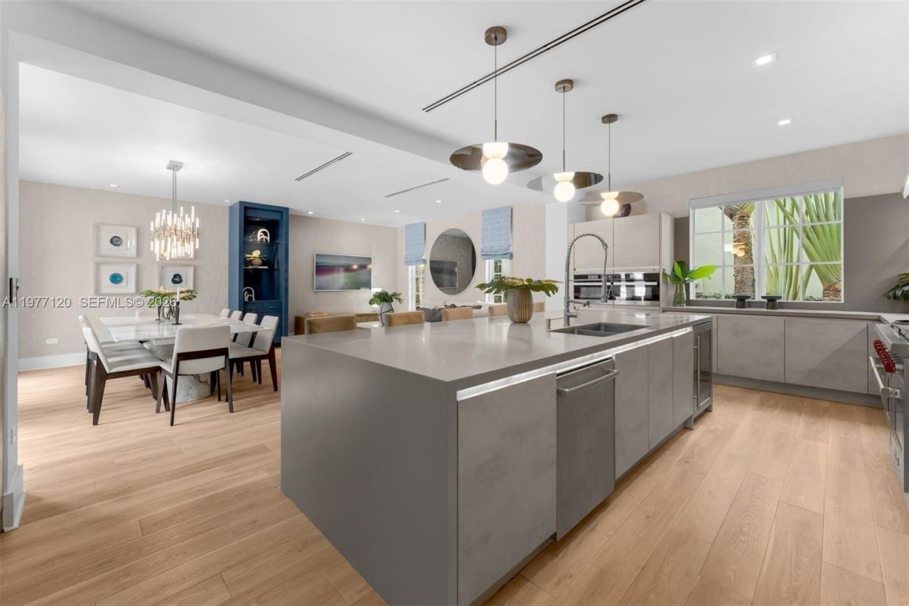 2887 Pine Tree Dr, Miami Beach, FL 33140 Photo