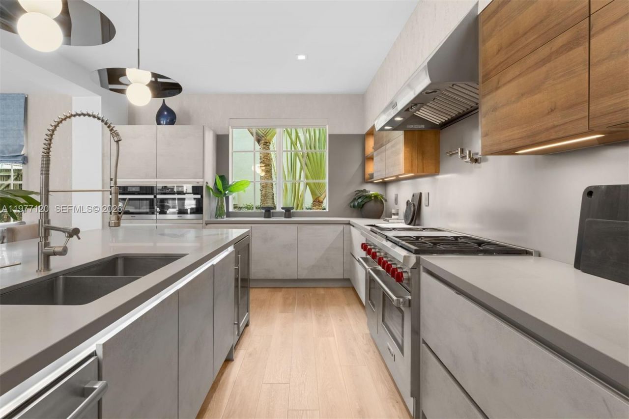 2887 Pine Tree Dr, Miami Beach, FL 33140 Photo