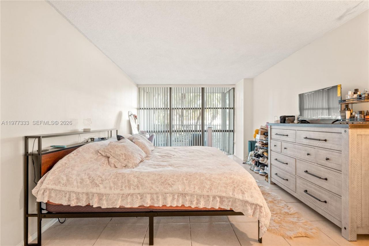 1000 Parkview Dr, Unit 222, Hallandale Beach, FL 33009 Photo