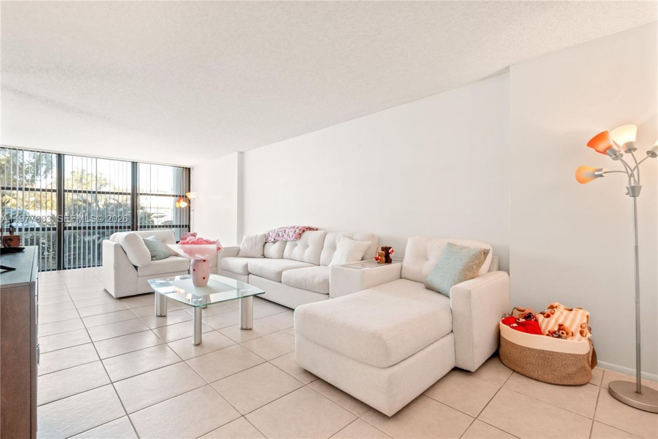 1000 Parkview Dr, Unit 222, Hallandale Beach, FL 33009 Photo