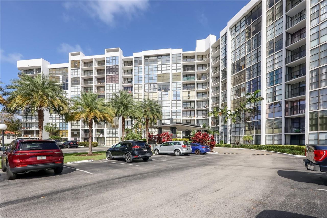 1000 Parkview Dr, Unit 222, Hallandale Beach, FL 33009 Photo