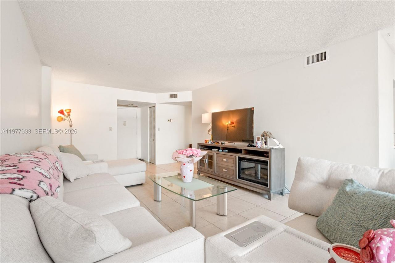 1000 Parkview Dr, Unit 222, Hallandale Beach, FL 33009 Photo