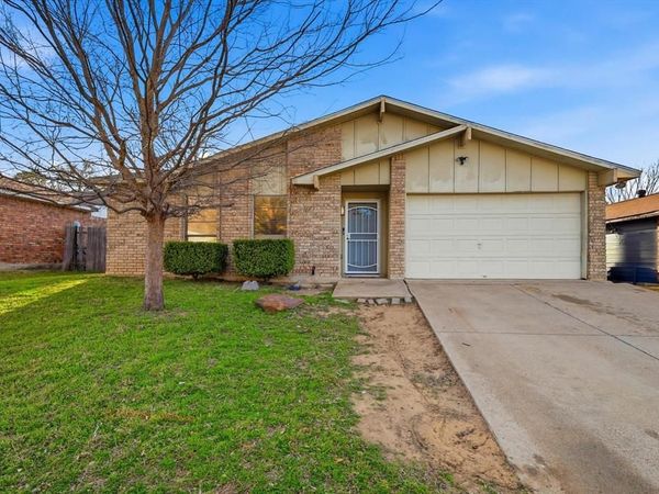 2704 Friarford Road, Fort Worth, TX 76112