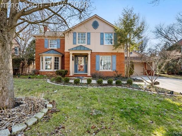 1061 N Oxford Road, Grosse Pointe Woods, MI 48236