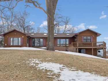 1122 S Andrew Drive NE, New London, MN 56273