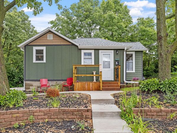 816 S Jefferson Avenue , Dixon, IL 61021