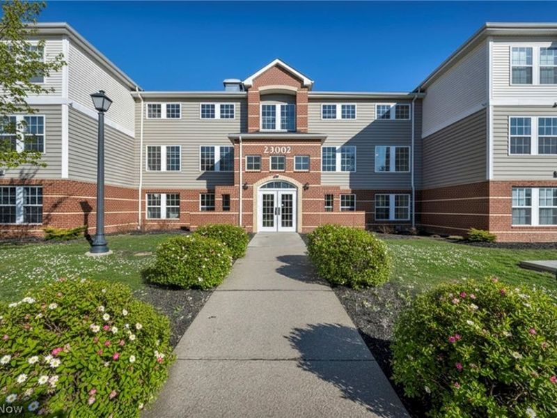 23002 Chandlers Lane, Olmsted Falls, OH 44138 Photo 2