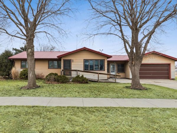 102 8th Street, Dewitt, IA 52742