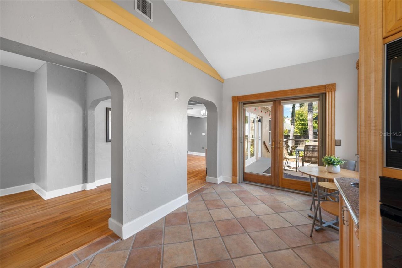 205 25th Avenue Ne, Saint Petersburg, FL 33704 Photo