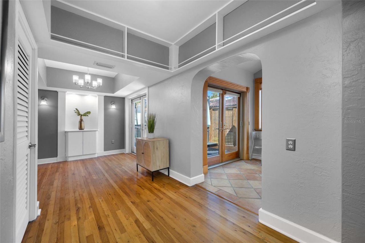 205 25th Avenue Ne, Saint Petersburg, FL 33704 Photo