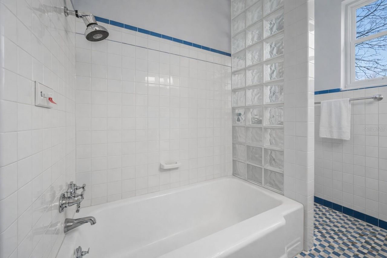 205 25th Avenue Ne, Saint Petersburg, FL 33704 Photo
