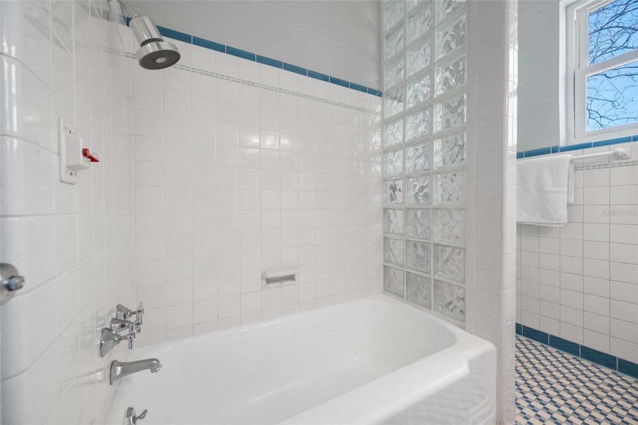 205 25th Avenue Ne, Saint Petersburg, FL 33704 Photo