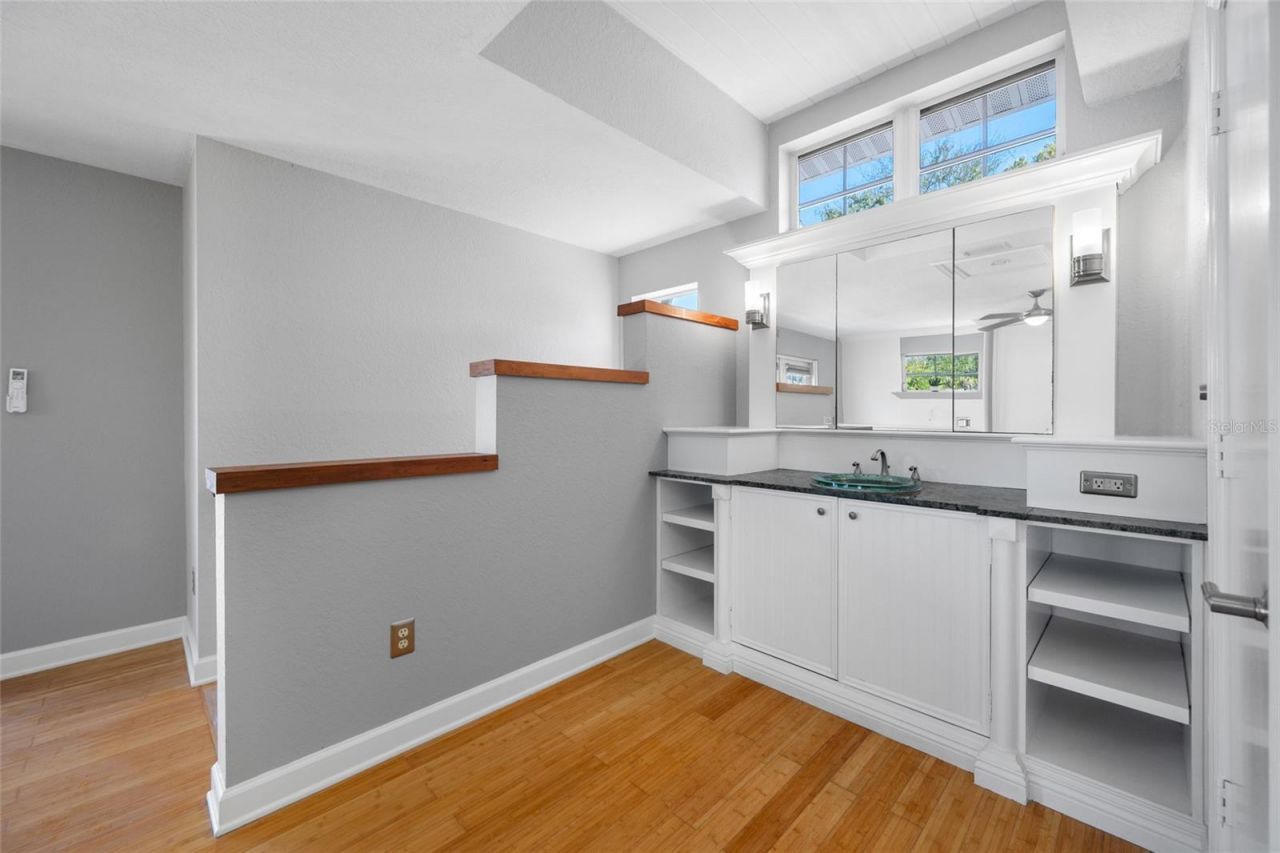 205 25th Avenue Ne, Saint Petersburg, FL 33704 Photo