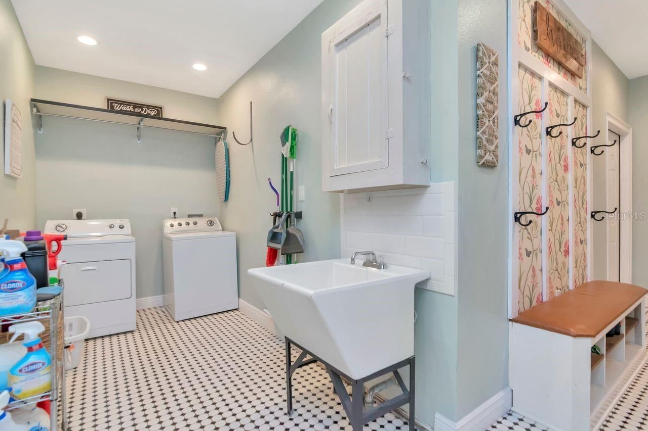 2201 S Village Avenue, Tampa, FL 33612 Photo