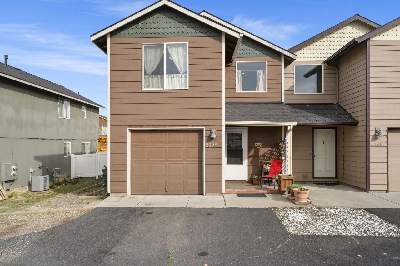 2228 SW 23rd Street, Redmond, OR 97756 Main Photo