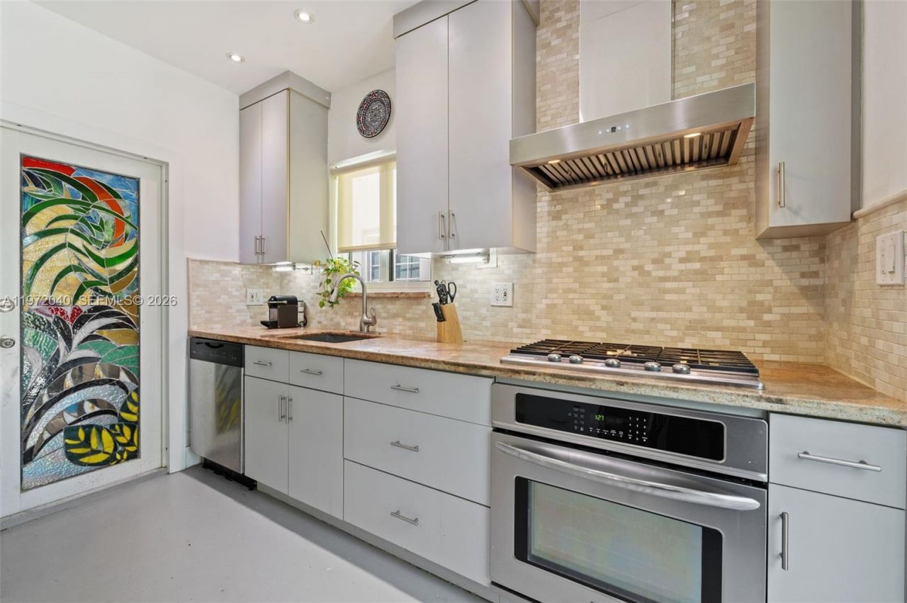 8819 Hawthorne Ave, Surfside, FL 33154 Photo