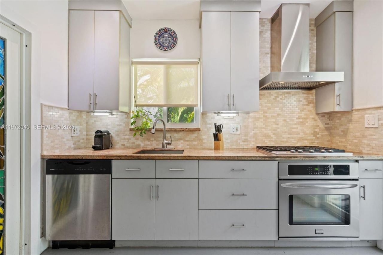 8819 Hawthorne Ave, Surfside, FL 33154 Photo