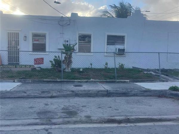 664 NW 77th St , Miami, FL 33150