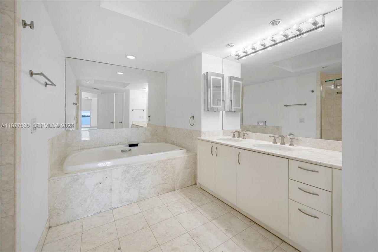 1331 Brickell Bay Dr , Unit 911, Miami, FL 33131 Photo