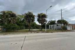 3216 Rivers Avenue photo 4