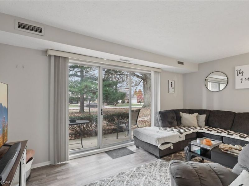 16495 Heather Lane, Unit F103, Middleburg Heights, OH 44130 Photo 4