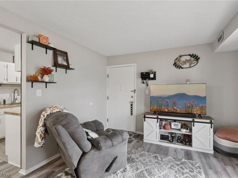 16495 Heather Lane, Unit F103, Middleburg Heights, OH 44130 Photo 7