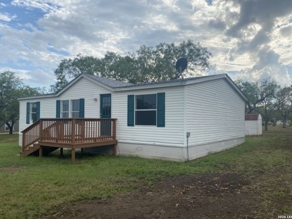 129 Oak Park, Adkins, TX 78101