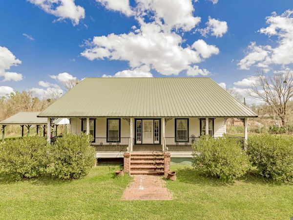 8463 Phillips Rd, St Amant, LA 70774