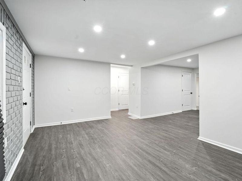 354 Fernhill Avenue, Columbus, OH 43228 Photo 2