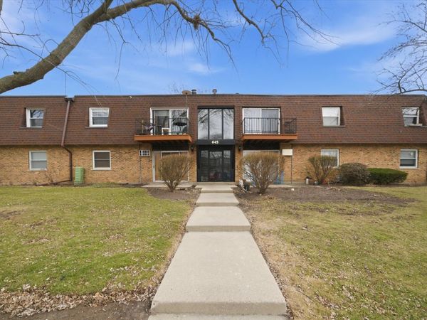 645 Grove Drive , Unit 202, Buffalo Grove, IL 60089