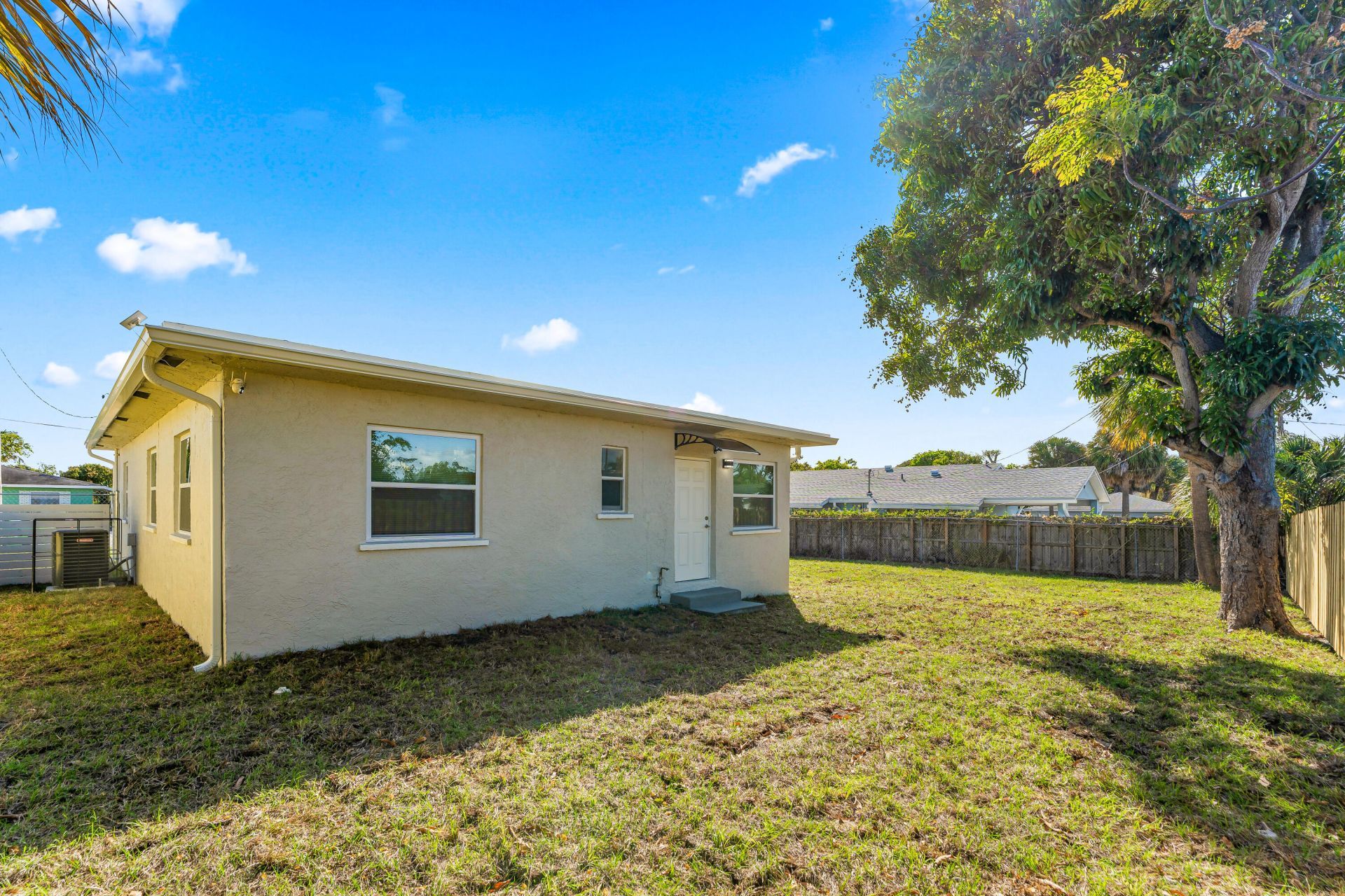 656 W 6th Street, Riviera Beach, FL 33404 Photo