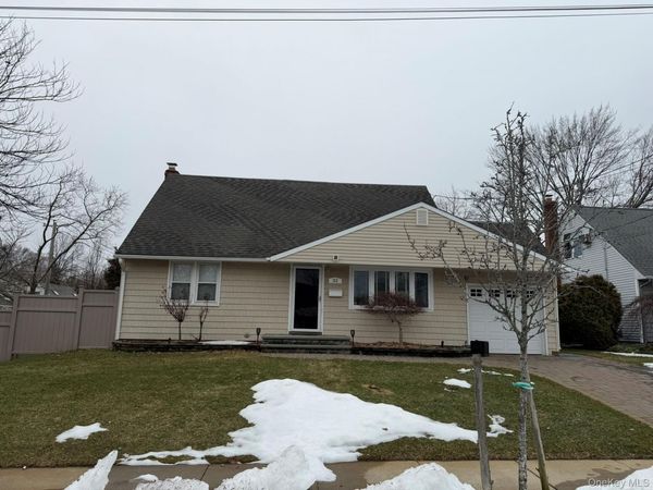 32 Montana Court, Syosset, NY 11791