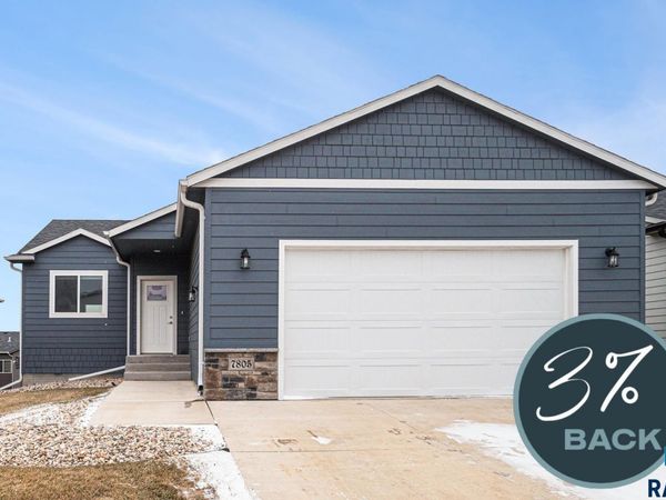 7805 E 44th St, Sioux Falls, SD 57110