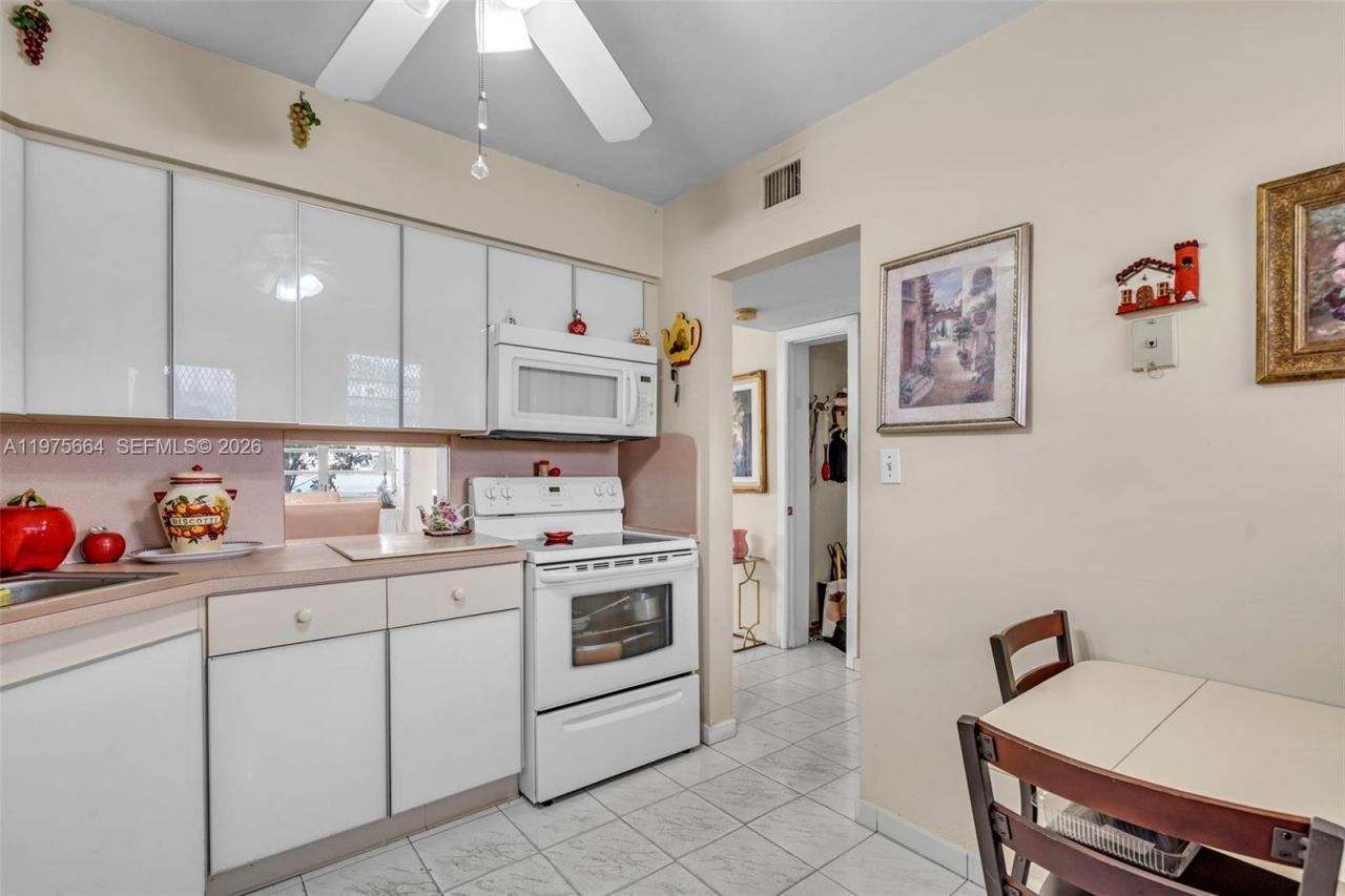 1530 NE 191st St , Unit 105, Miami, FL 33179 Photo