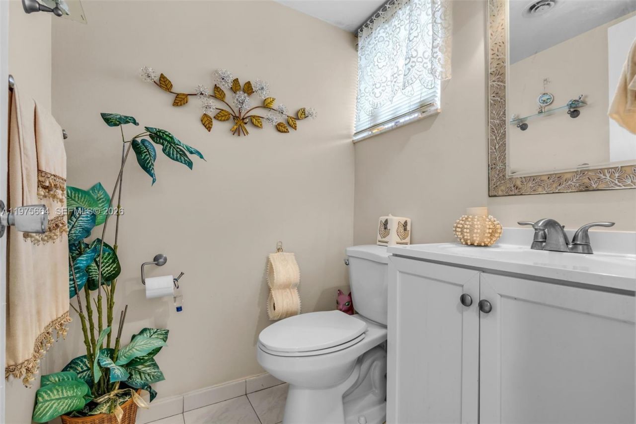 1530 NE 191st St , Unit 105, Miami, FL 33179 Photo