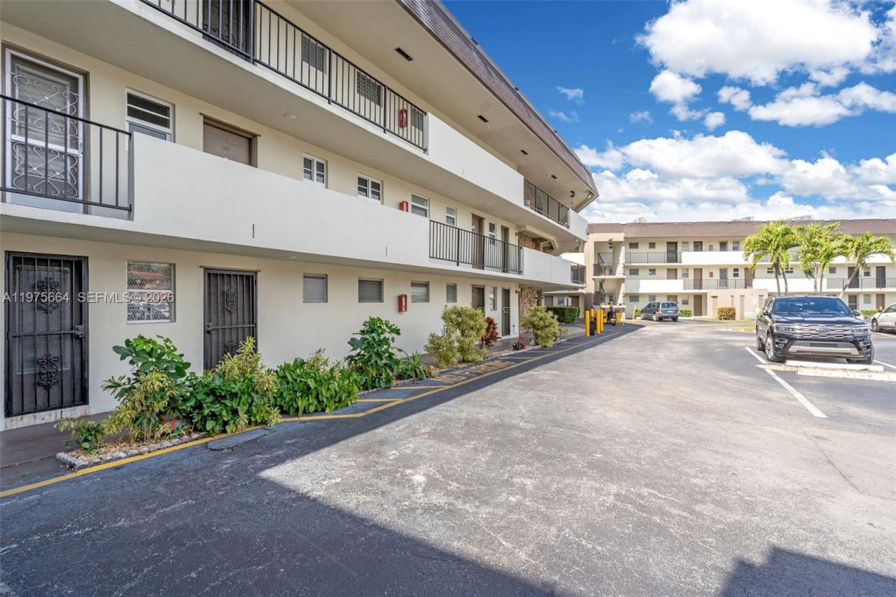 1530 NE 191st St , Unit 105, Miami, FL 33179 Photo