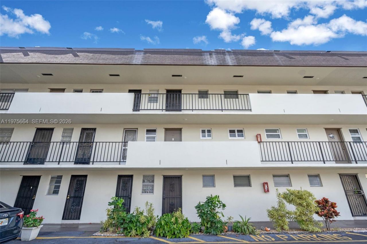 1530 NE 191st St , Unit 105, Miami, FL 33179 Photo