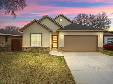 1033 E Bowie Street, Fort Worth, TX 76104