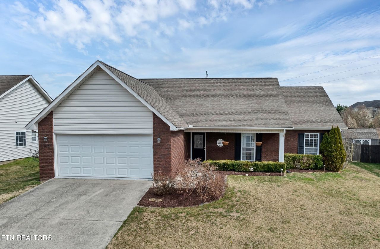 910 Thunder Creek Drive, Maryville, TN 37801 Main Photo